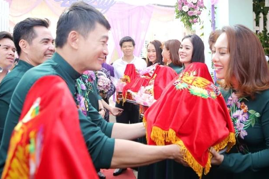 Dàn phụ dâu, phụ rể nổi tiếng trong lễ cưới Lê Phương - Trung Kiên 