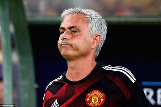 Mourinho mỉa mai Real ăn may nhờ bàn thắng việt vị