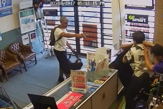 Chủ cửa hàng điện thoại tay không đánh đuổi 2 tên cướp có súng