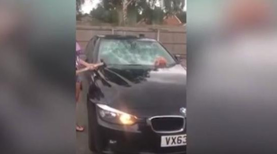 Người phụ nữ đập nát xe BMW của chồng vì ghen