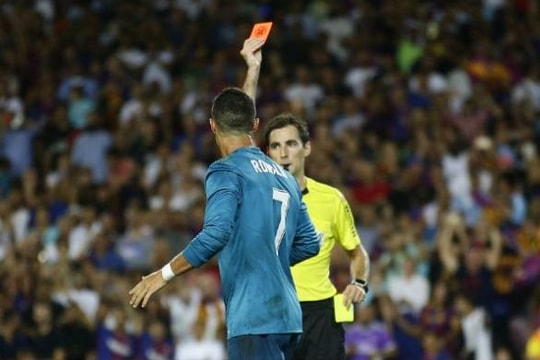 Sốc: Ronaldo bị treo giò 5 trận sau khi đẩy trọng tài trong trận gặp Barca 