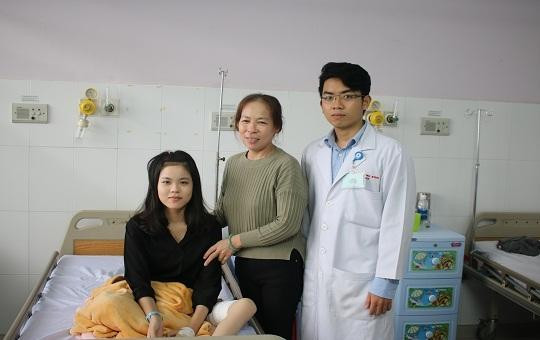Nữ sinh Long An có thể đi đứng sau gần 10 năm bại liệt