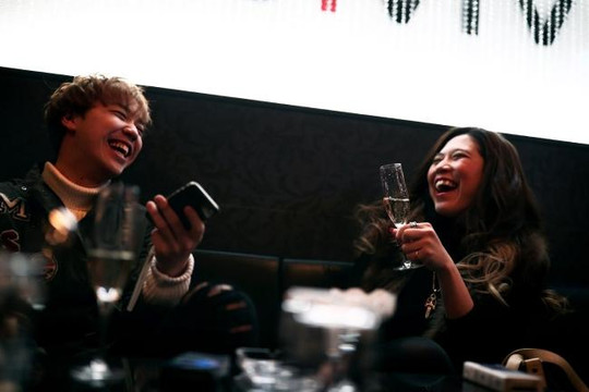 Các host-club nổi tiếng ở Nhật: Quán rượu hay nơi ‘mua bán tình yêu’ cho phụ nữ?