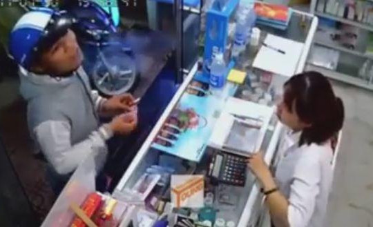 Thanh niên giả vờ mua thuốc để trộm thẻ cào điện thoại
