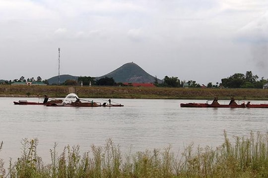 Xử lý cát tặc trên sông Lam như 'đá ném ao bèo'