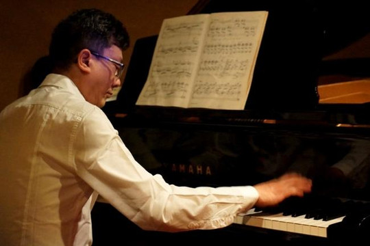Nghệ sĩ đàn tranh và piano nổi tiếng Trí Nguyễn về Việt Nam biểu diễn