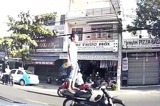 Đà Nẵng: Bắt được quái xế ‘bóng ma’ đứng trên xe máy chạy giữa phố