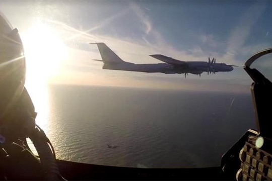 Chiến đấu cơ Đan Mạch bay chặn máy bay ném bom Nga