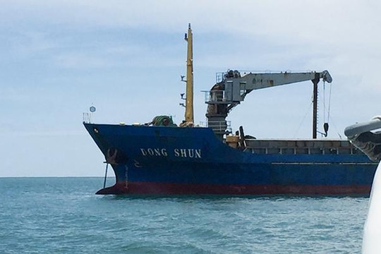 Bốc 4.400 tấn quặng titan xuống khỏi tàu Dong Shun để xử lý vi phạm