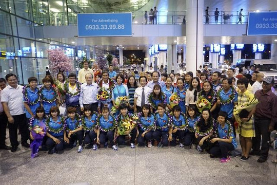 Hàng trăm người chào đón đội tuyển nữ bóng đá Việt Nam chiến thắng trở về