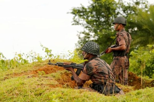 Quân đội Myanmar đánh nhau với phe nổi dậy Rohingya