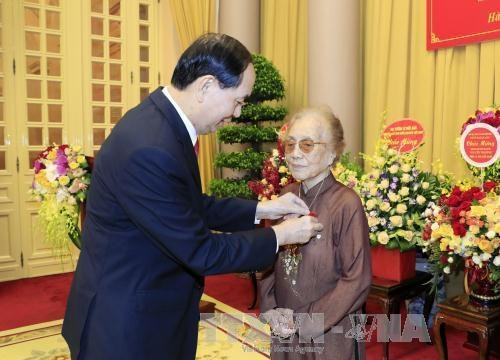Trao Huy hiệu 70 năm tuổi đảng cho nguyên Phó chủ tịch nước Nguyễn Thị Bình