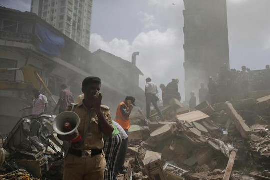 Nhà sập vì mưa to ở Ấn Độ, 40 người kẹt dưới đống đổ nát