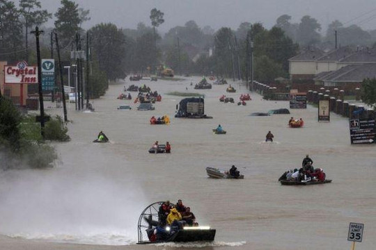 'Tỉ phú keo kiệt’ Trump hứa tặng 1 triệu USD giúp nạn nhân bão Harvey
