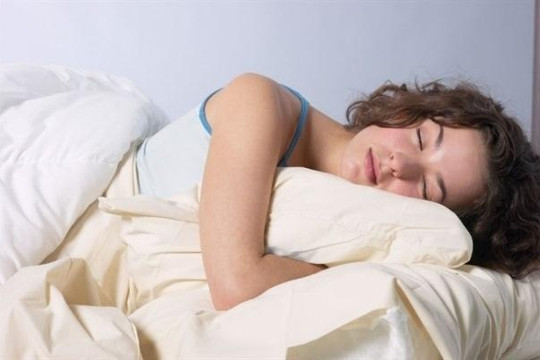 Thói quen khi ngủ khiến bạn tăng cân