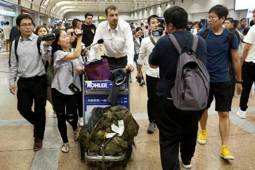 Hình ảnh những người khách Mỹ cuối cùng rời Triều Tiên trước lệnh cấm du lịch