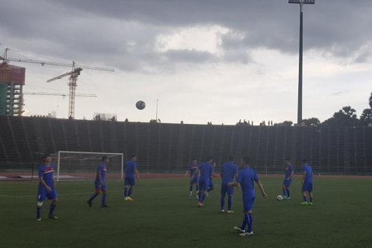 Mặc kệ mưa to, tuyển Việt Nam vẫn ra sân tập luyện chờ ngày quyết đấu Campuchia