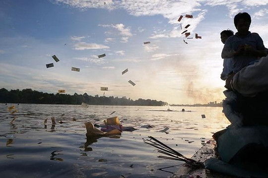 Sau lễ hội, Sông Hương ngập ngụa trong rác và vàng mã