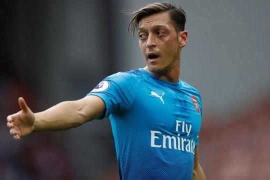 Báo Tây Ban Nha hé lộ thông tin Messi cản đường Ozil đến Real Madrid