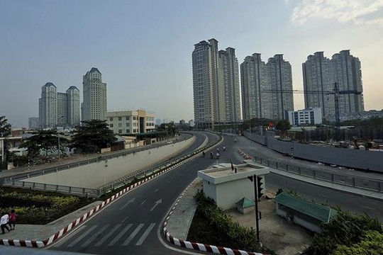 Khi cao ốc ‘bức tử’ giao thông: Chưa mở đường đã lo xây nhà