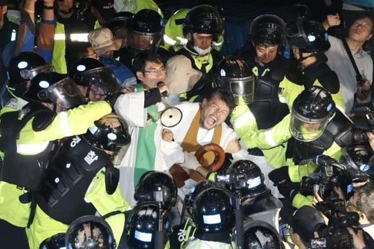 Người dân Hàn Quốc phản đối THAAD, đụng độ với cảnh sát  