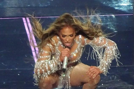 Jennifer Lopez gây sốc với show diễn đầy tính khiêu khích 