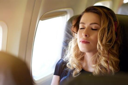 Vì sao du khách không nên ngủ khi máy báy cất hoặc hạ cánh?