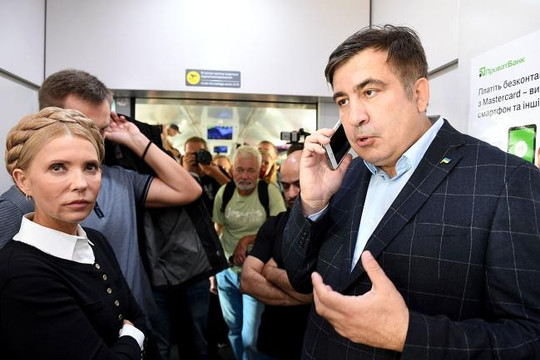 Mikheil Saakashvili cùng cựu Thủ tướng Ukraine Yulia Tymoshenko vượt biên vào Ukraine
