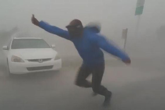 Người đàn ông đi ngược chiều, thách thức siêu bão Irma