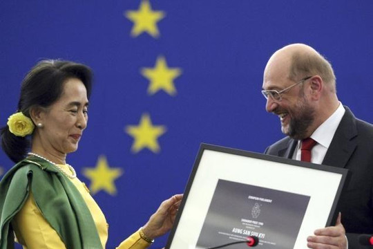 Hơn 400.000 người ký tên đòi tước giải Nobel hòa bình của bà Aung San Suu Kyi