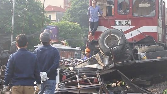 Hà Nội: Tàu hỏa đâm nát bét ô tô tải