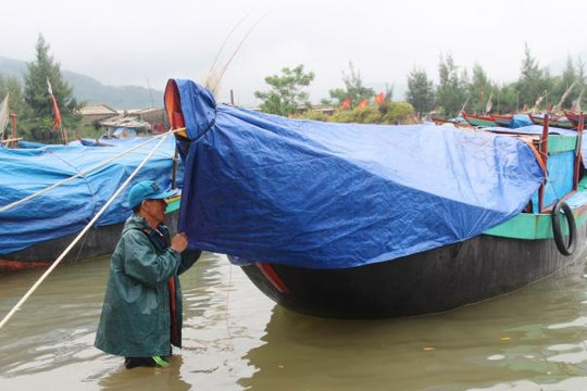 Hà Tĩnh: Người dân vội vã chạy bão số 10