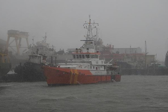 Vượt biển trong bão số 10 cứu 11 thuyền viên gặp nạn