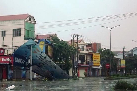 Quảng Bình: Bão quá mạnh, gần 50.000 ngôi nhà tốc mái