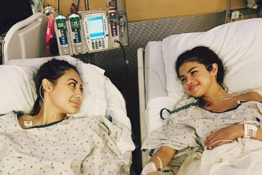 Selena Gomez hết bệnh 'lạ' vì được bạn thân cho thận 