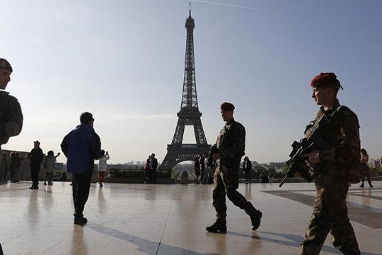 Khủng bố IS tấn công lính ngay tại Paris