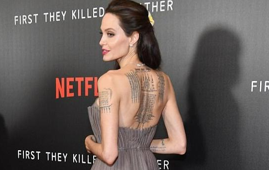 Angelina Jolie diện váy gợi cảm khoe hình xăm ấn tượng 