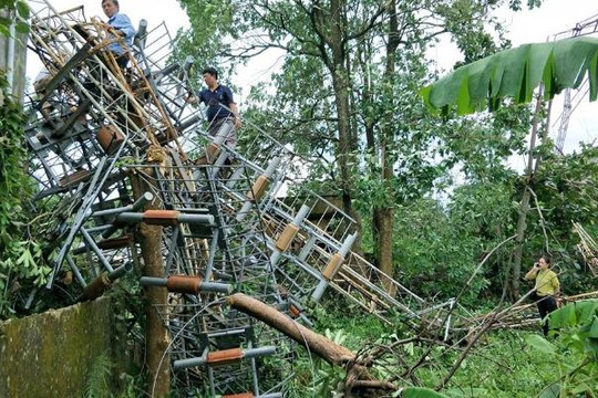 Hà Tĩnh: Cột ăng-ten cao 60m của Đài truyền hình huyện bị bão làm gãy đổ