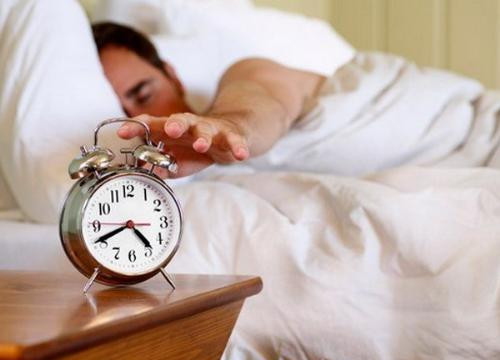 Tắt chuông báo thức ngủ tiếp rất nguy hại cho não