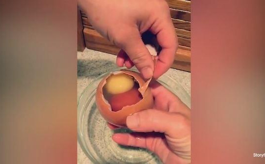 Kỳ lạ trứng gà chứa quả trứng khác bên trong