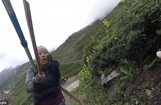 Chuyến du lịch Nepal như 'cơn ác mộng' của nữ du khách khi bị chủ tiệm trà đuổi đánh 