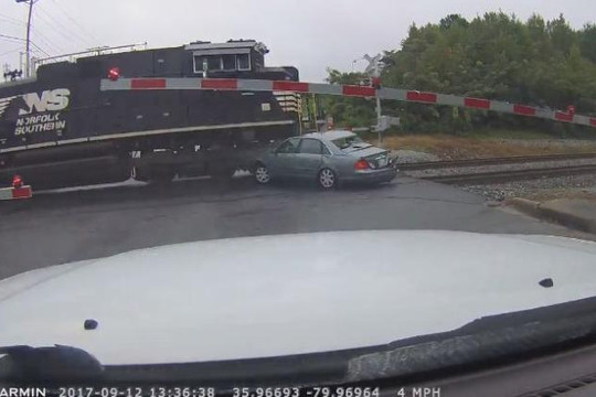 Ô tô kẹt giữa đường ray, nữ tài xế ngậm ngùi nhìn xe bị tàu hỏa húc bay