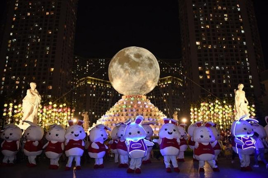 Hàng ngàn người hào hứng chiêm ngưỡng 'Vạn thỏ ngắm siêu trăng' tại Royal City