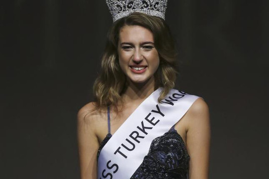 Hoa hậu Thổ Nhĩ Kỳ bị tước vương miện vì xúc phạm 250 người thiệt mạng 