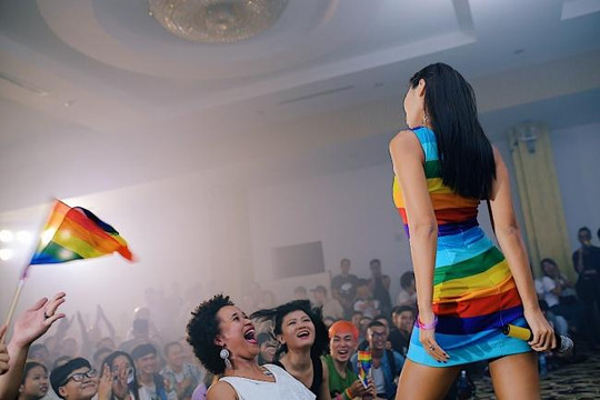 Siêu mẫu Hà Anh thu hút mọi ánh nhìn với váy cầu vồng tại Viet Pride Sài Gòn