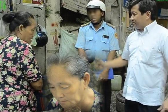 Bị ông Đoàn Ngọc Hải phạt 6 triệu đồng vì liên tục xả rác, cụ bà 63 tuổi cam chịu