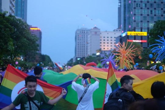 'Cầu vồng' tỏa sáng rực rỡ trên phố đi bộ Nguyễn Huệ sau cơn mưa