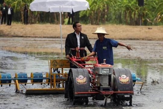 Thủ tướng Thái Lan lái máy cày ghi điểm với nông dân