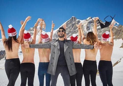Sốc với trào lưu cởi áo chụp hình bán khỏa thân trên núi tuyết của du khách trẻ