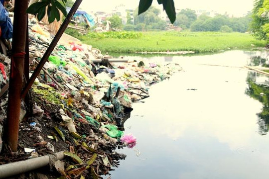 Hà Nội: Đầu tư hơn 130 tỉ đồng, hồ Linh Quang biến thành… ao rác